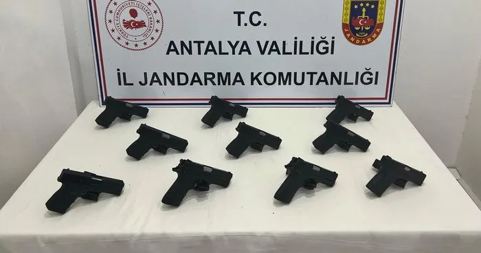 Antalya’da 10 adet tabanca ele geçirildi