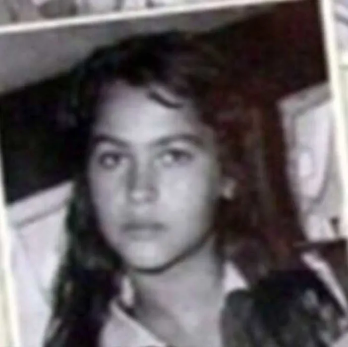 Bu küçük tatlı kızı tanıyabildiniz mi? Şimdilerde çok ünlü bir isim...