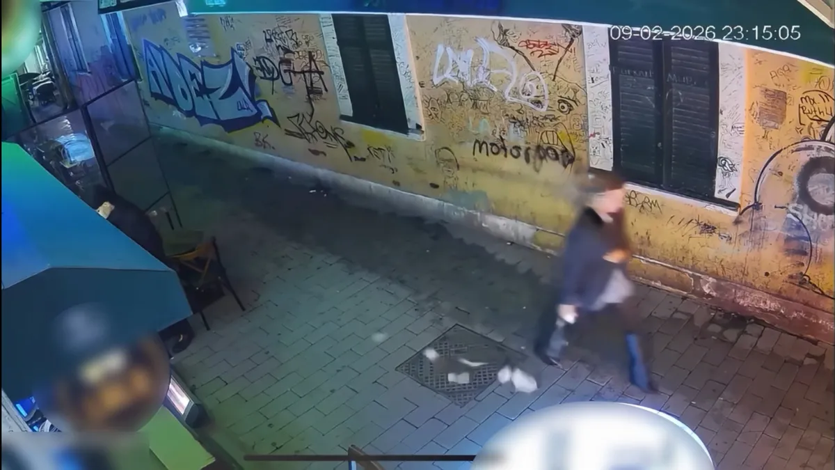 Beyoğlu’nda kadın turistin yere saçılan paralarını toplayan esnaf: Teşekkür bile etmedi saçını tarayıp gitti