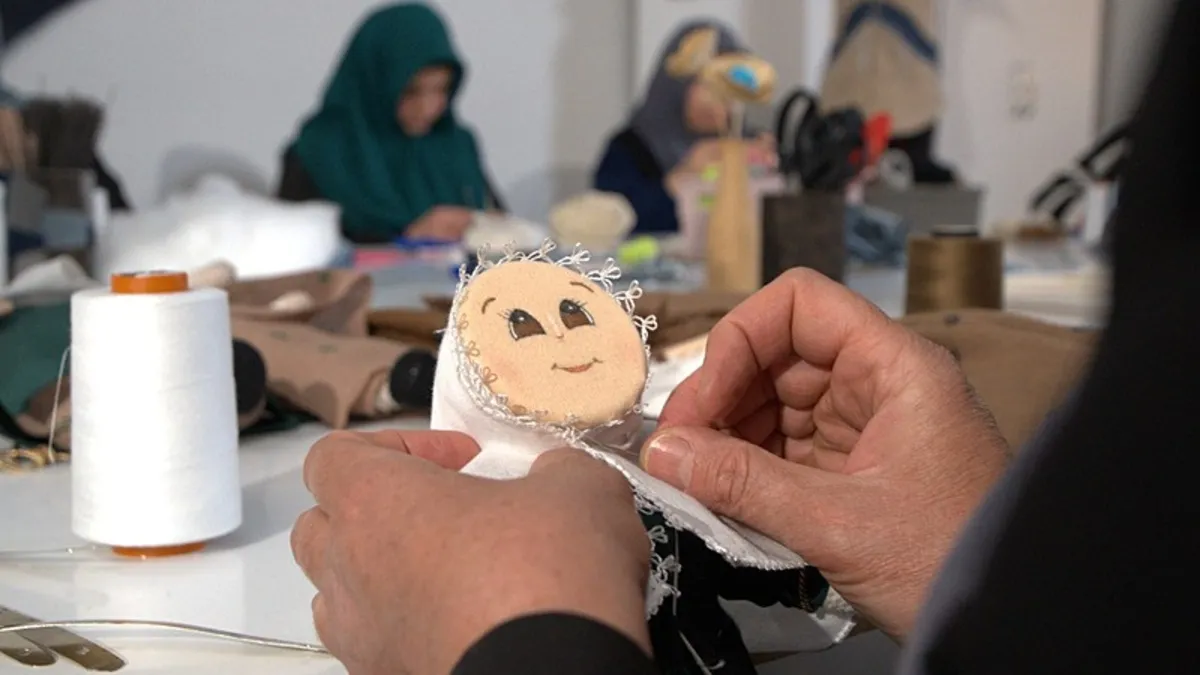 Tortum'da kadınların el dokuması ehram ürünleri sergileniyor.