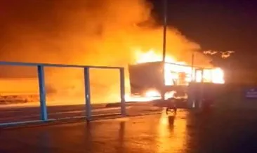 Sanayi sitesinde park halindeki koli yüklü iki tır alev alev yandı #istanbul