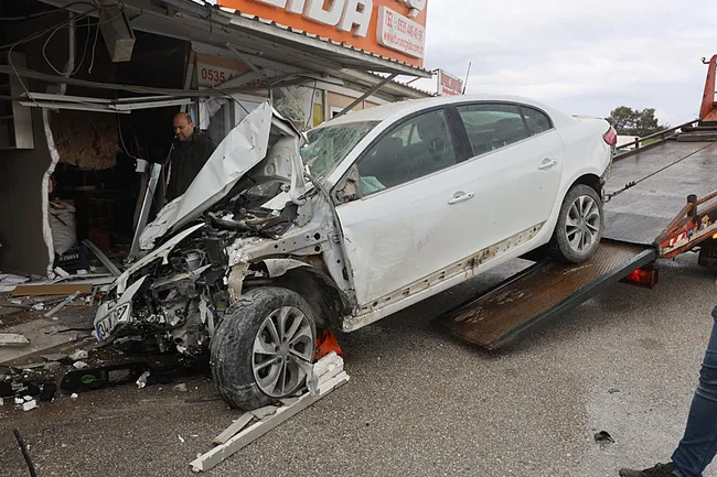 hatayda-akil-almaz-kaza-otomobil-prefabrik-is-yerlerinin-icinden-gecti-1774003329741.jpeg (800×533)