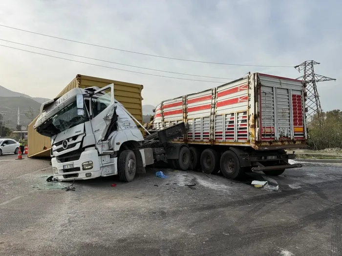 kazada-tirdan-devrilen-konteyner-araclari-hurdaya-cevirdi-1776236769732.jpg