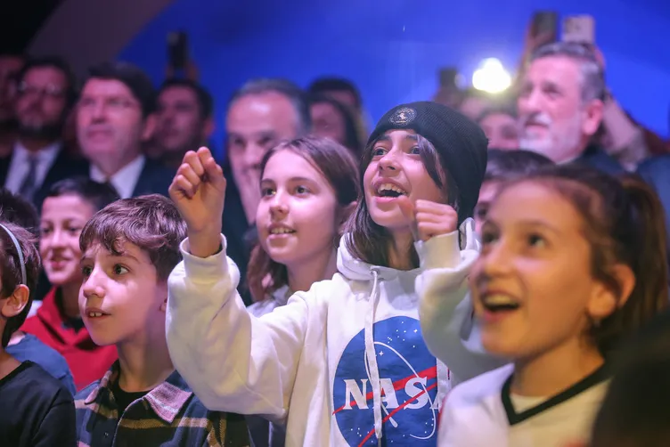 Türk bayrağı artık uzayda! Alper Gezeravcı’yı taşıyan uzay aracı ISS’e kenetlendi