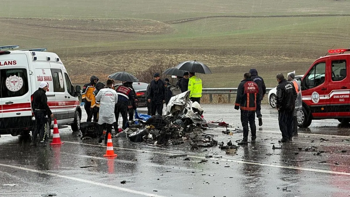 Otobüs ile otomobil çarpıştı: 3 ölü