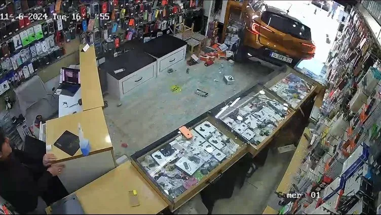 Fren yerine gaza bastı: İş yerine böyle daldı!