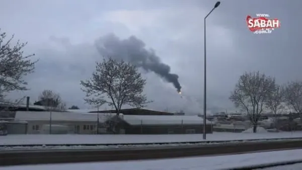 Bembeyaz kar yağışı altında, simsiyah TÜPRAŞ dumanı! | Video