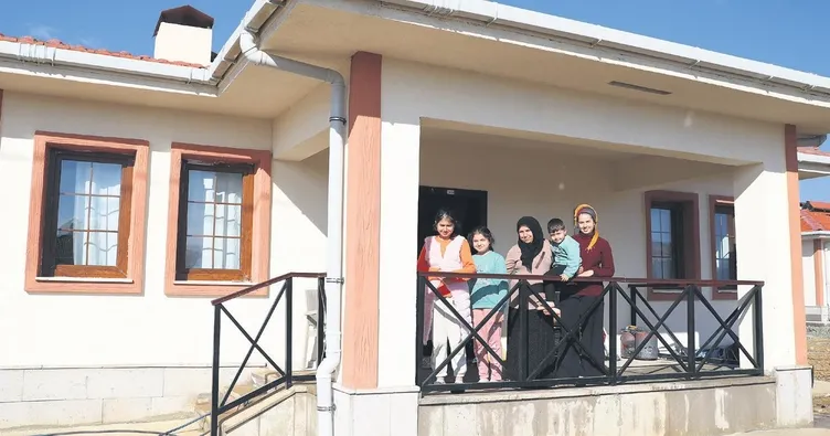 ‘Devletimiz 10 ayda evleri teslim etti’