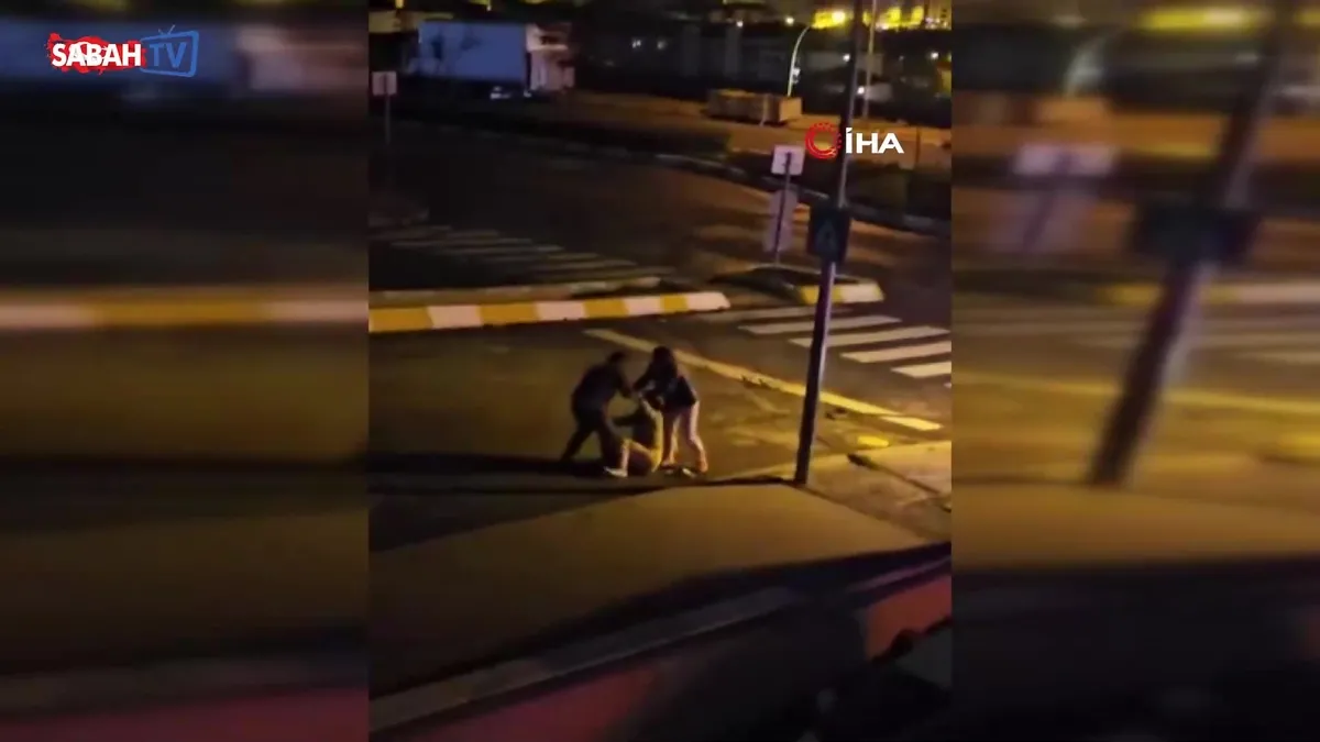 Esenyurt’ta bir adam, kadınları saçından tutup yerde sürükledi, tekme tokat dövdü! O anlar kamerada | Video videosunu izle Esenyurt’ta bir adam, kadınları saçından tutup yerde sürükledi, tekme tokat dövdü! O anlar kamerada | Video videosunu izle