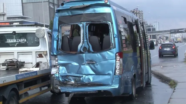 istanbulda-zincirleme-kaza-iett-otobusu-otomobil-ve-minibuse-carpti-1726996644225.jpg
