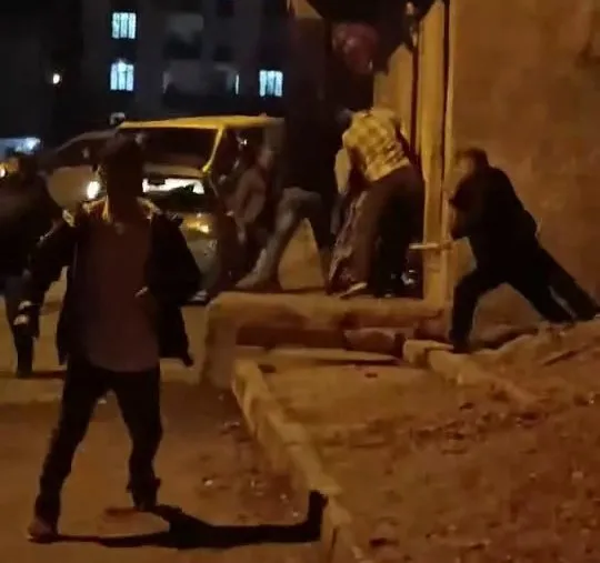 Arnavutköy’de çocuklar top için kavga etti: Aileler çocukları için!