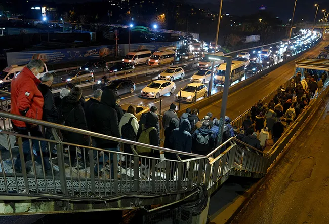 istanbulda-trafik-yogunlugu-yuzde-87ye-ulasti-1769616021657.jpg