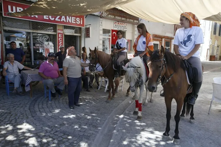 İzmir’in Urla ilçesinde yaşayan 3 kız arkadaş, binicilik sporuna dikkati çekmek amacıyla ilçede atlarla dolaşıyor.