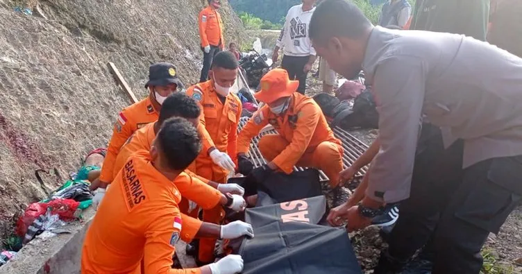 Son dakika | Endonezya’da madencileri taşıyan kamyon devrildi: 17 yaralı; ceset torbaları etrafa saçıldı