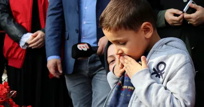 Şehit babaya öpücük...