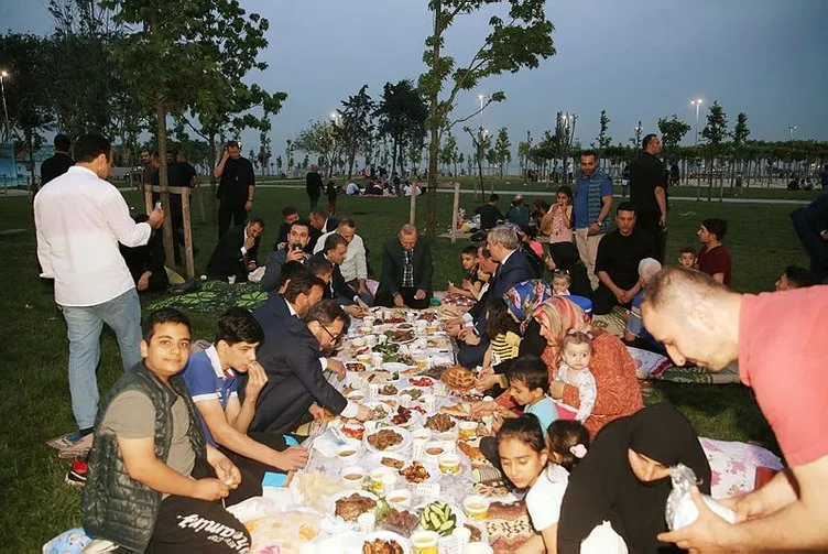 Başkan Erdoğan vatandaşlarla Zeytinburnu sahilde iftar yaptı