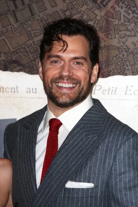 henry-cavill-babalar-gunu-heyecanini-boyle-paylasti-ben-de-size-katiliyorum-1718546258623.jpg