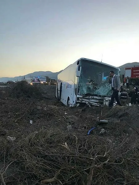 Hatay’da feci kaza! Tıra yolcu otobüsü çarptı: 9 yaralı