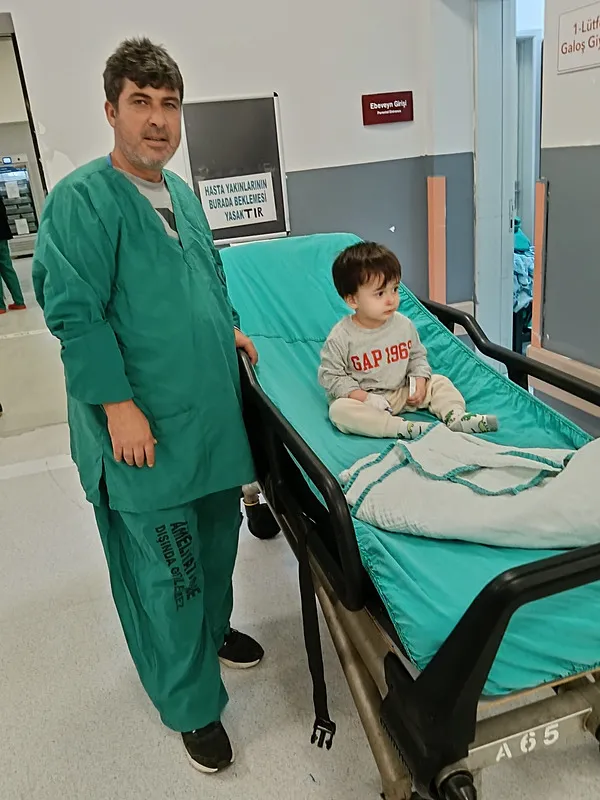 son-dakika-kulak-ameliyatinda-kalbi-durdu-2-yasindaki-mehmet-alper-eroglu-yasam-savasi-veriyor-1766647586487.jpeg