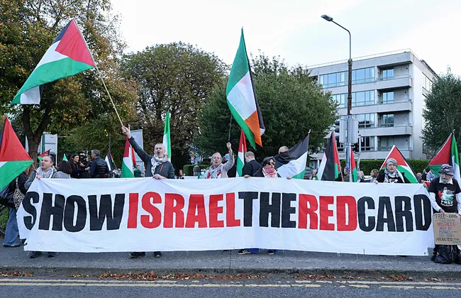 irlandali-taraftarlardan-filistin-bayrakli-tenis-toplariyla-israil-protestosu-1791014641432.jpg