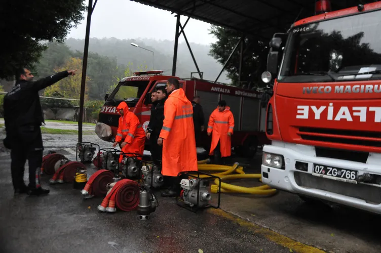 SON DAKİKA || Meteoroloji uyarmıştı: Antalya’dan korkunç görüntüler geliyor: Eve yıldırım düştü zannettik!