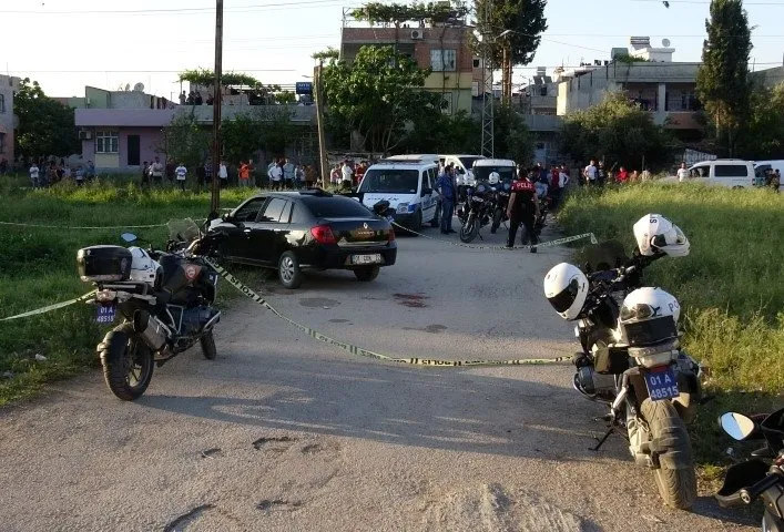 Polis, ’dur’ ihtarına uymayan otomobile ateş açtı: 2 yaralı