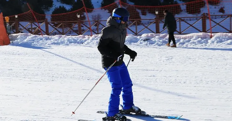 Ergan Dağı’na gelen turistler kayak yapmanın keyfini yaşıyor