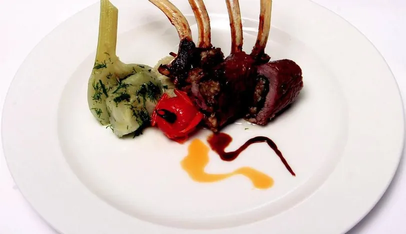 Girit Usulü Kuzu Dolası Ilık Salata ile