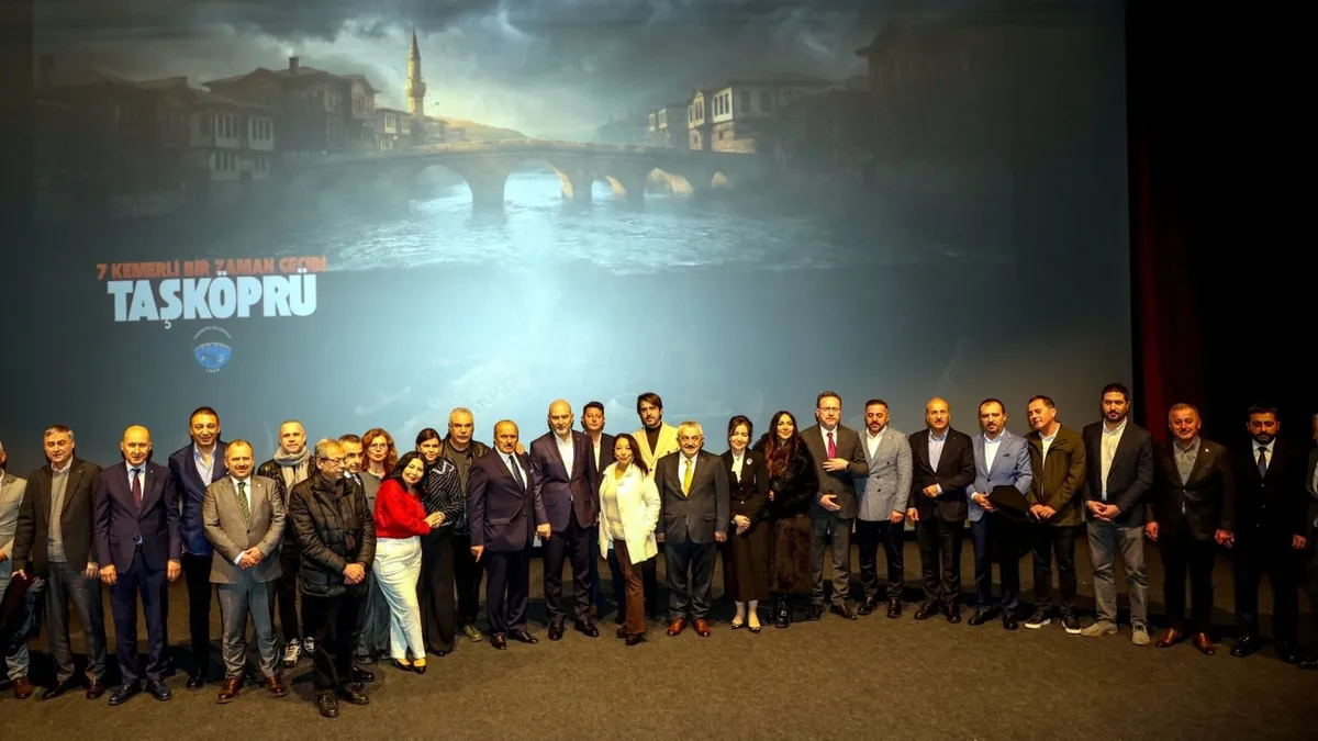 Türkiye’de yapay zeka destekli ilk film olan “Yedi Kemerli Bir Zaman Geçidi Taşköprü”nün galası yapıldı Türkiye’de yapay zeka destekli ilk film olan “Yedi Kemerli Bir Zaman Geçidi Taşköprü”nün galası yapıldı