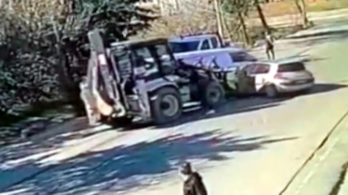 Kontrolden çıkan kepçe araçları biçti