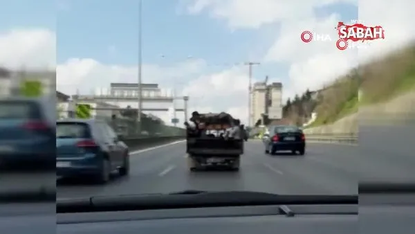 İstanbul E-5 Karayolu'nda kamyonetin kasasında tehlikeli yolculuk kamerada!