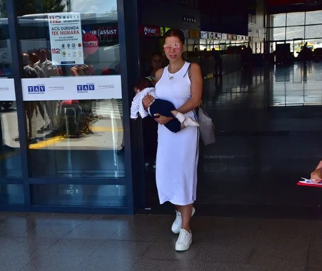 Ebru Yaşar’ın bebeğini taşıma şekli olay oldu!