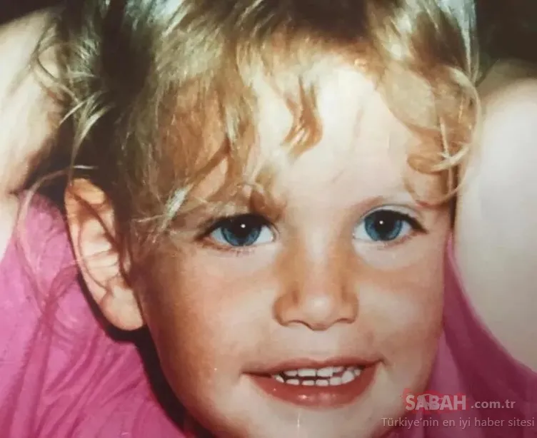 Annesinin kucağında el sallayan çocuk ünlü mü ünlü çıktı! Bu ünlüyü tanıyabildiniz mi?