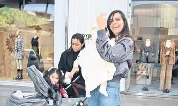 İki kızıyla alışveriş turunda