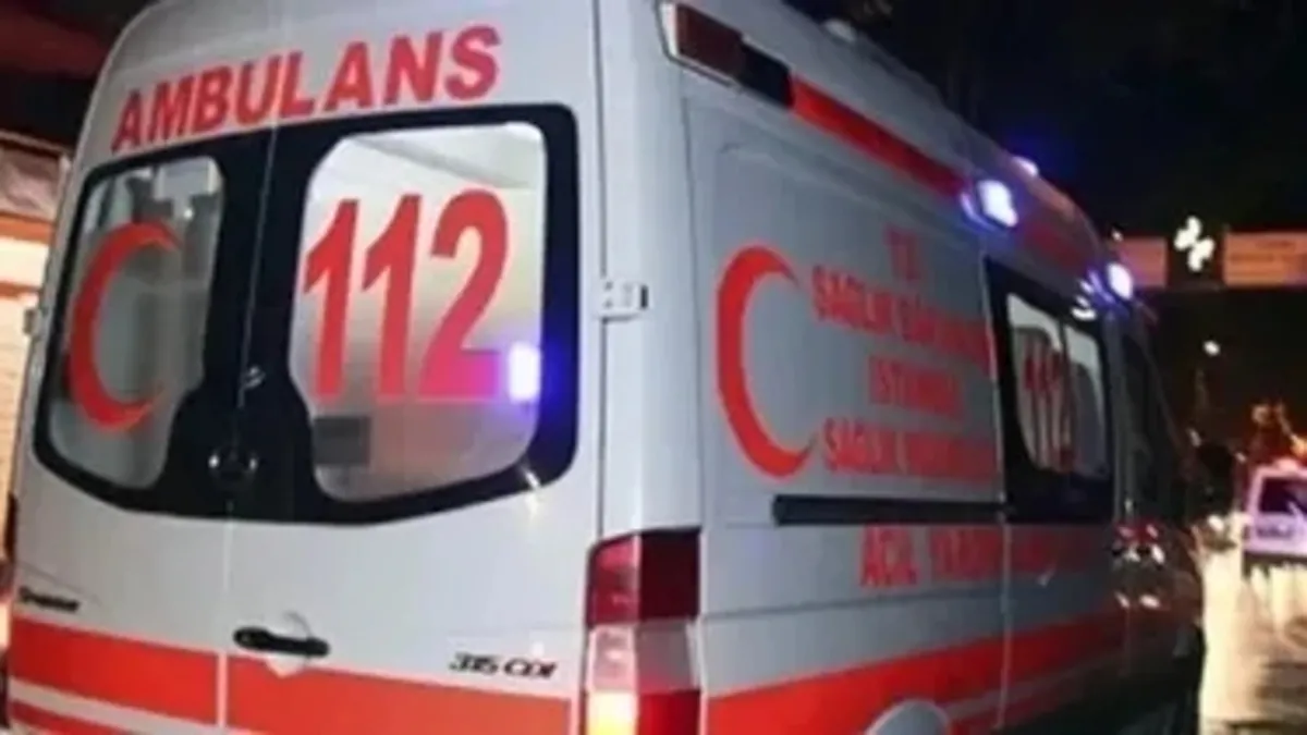 Alanya'da bir binanın balkonunda yaşanan sağlık olayı sonrasında bölgeye intikal eden ekipler.