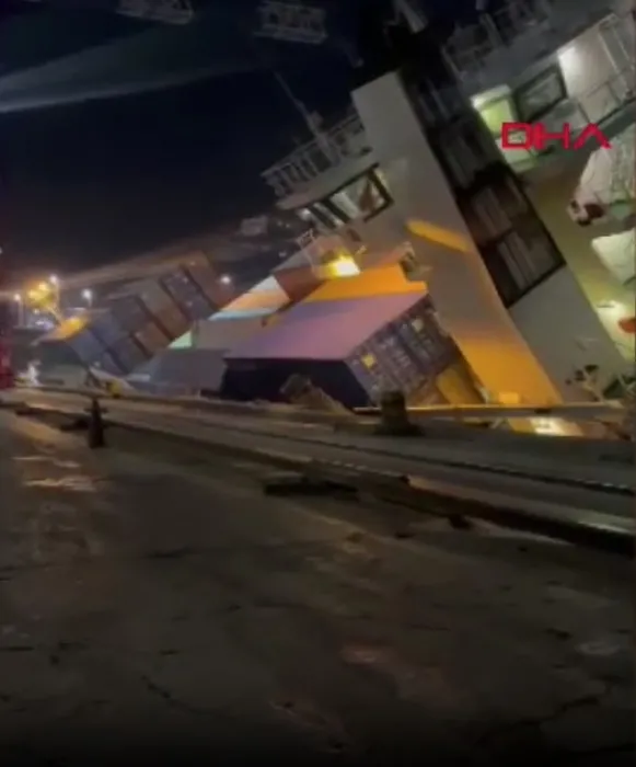 Tonlarca kilogramlık yük gemisi yan yattı: Yüzlerce konteyner suya düştü! İşte o anlar...