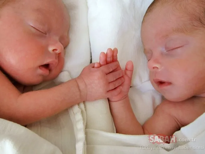 İkiz bebekler birlikte mi uyumalı?