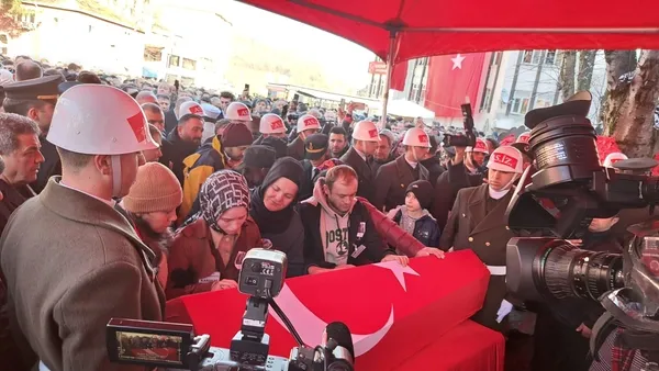 sehit-murat-atar-memleketinde-binlerce-kisi-ugurladi-1705233108492.jpg