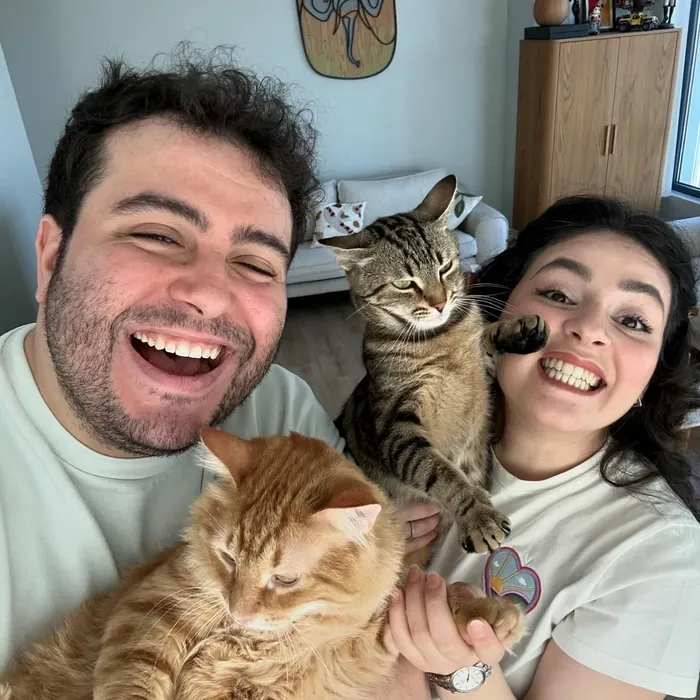 Baba olacağını duyurmuştu! Safa Sarı minin kızını kucağına aldı...