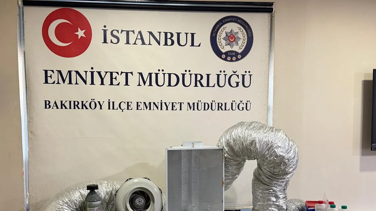 Beylikdüzü'nde lüks bir evde polis operasyonu yapılıyor.
