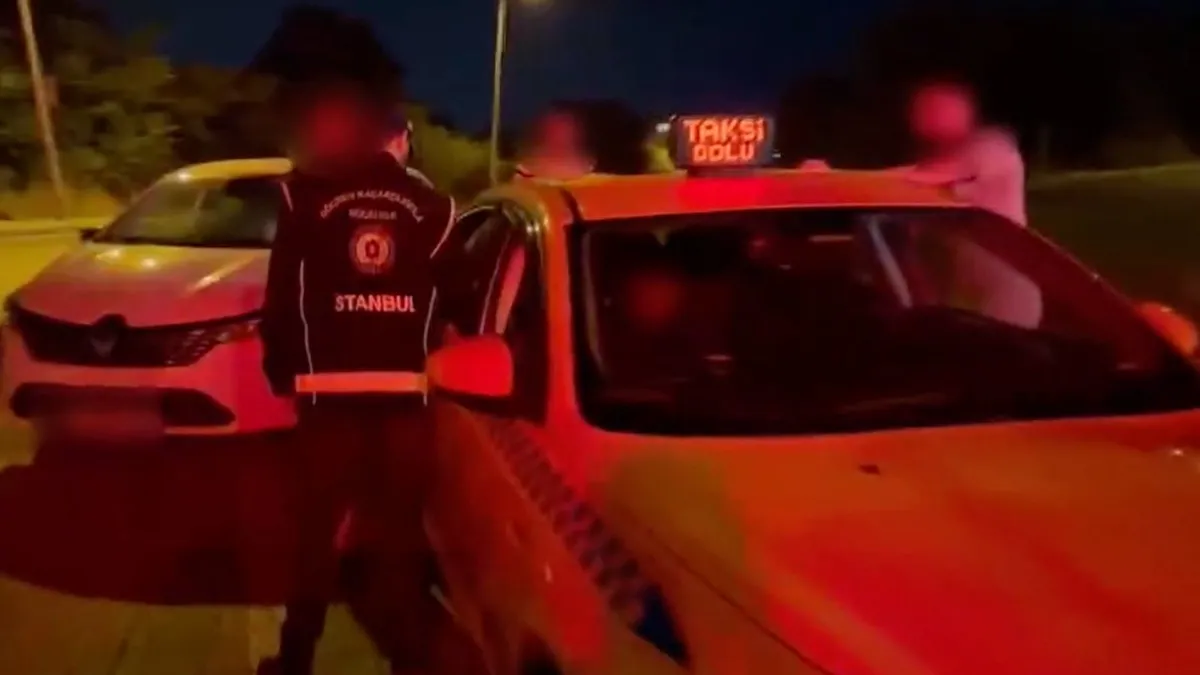 İstanbul Emniyet Müdürlüğü ekipleri, göçmen kaçakçılığı operasyonunda şüpheli bir eve baskın düzenliyor.