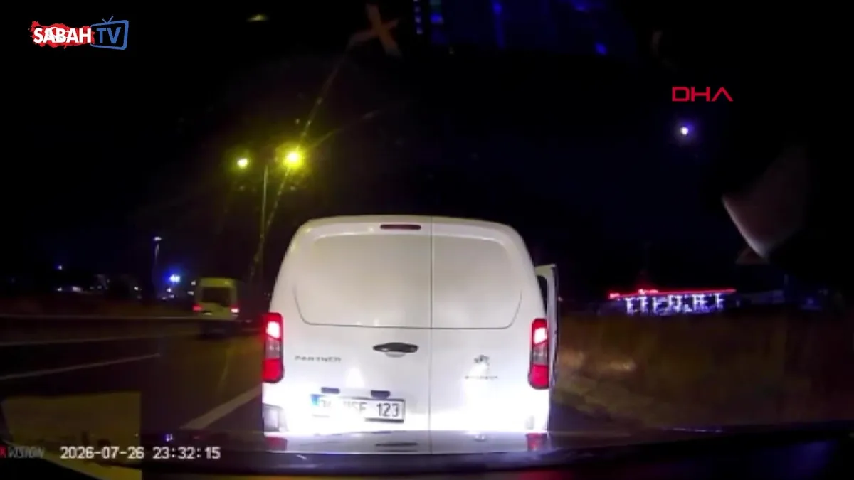 Silivri’de otoyolda otomobili sıkıştırıp önünü kestiler! Saldırı anı kamerada videosunu izle Silivri’de otoyolda otomobili sıkıştırıp önünü kestiler! Saldırı anı kamerada videosunu izle