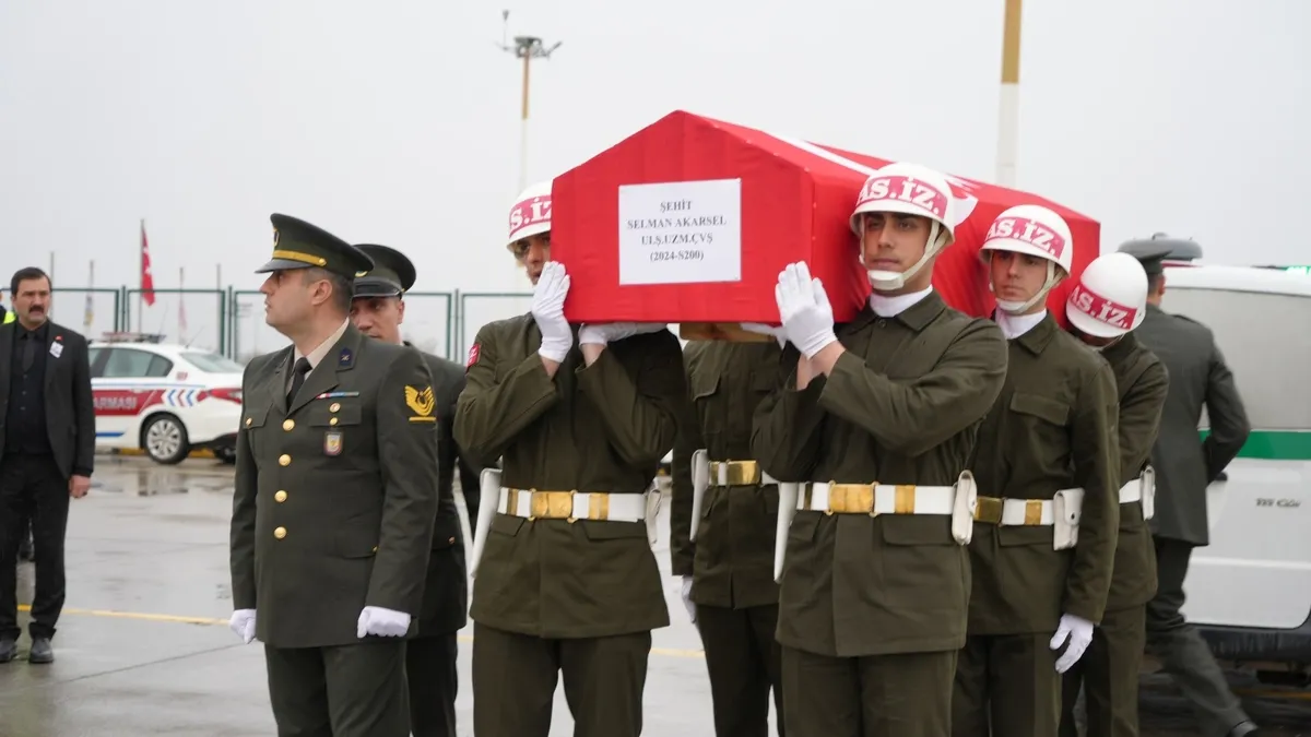Şehit Akarsel’in naaşı memleketine uğurlandı Şehit Akarsel’in naaşı memleketine uğurlandı