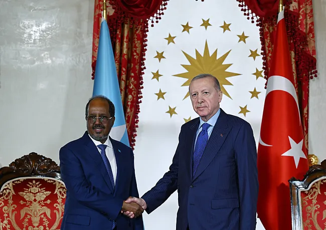 baskan-erdogan-somali-cumhurbaskani-mahmud-ile-gorustu-1776361243547.jpeg Başkan Erdoğan, Somali Cumhurbaşkanı Mahmud ile görüştü! İşte ele alınan konular...