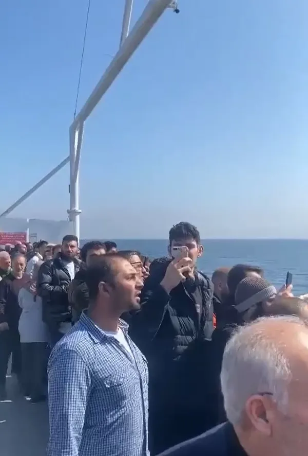 marmara-denizinde-feribottan-atlayan-yolcuyu-sahil-guvenlik-kurtardi-1679310407793.jpg