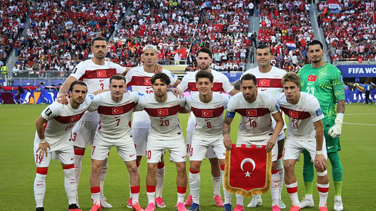 A Milli Futbol Takımı oyuncuları sahada ısınırken