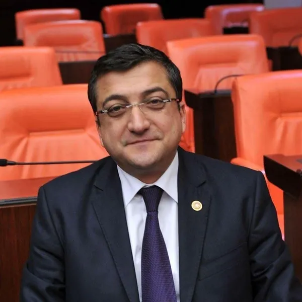 imzali-toplar-esinin-kiyafetleri-ve-daha-neler-neler-1654410544296.jpg CHP'li Belediye Başkanı Bülent Öz'ün kirli işleri! İmzalı toplar, eşinin kıyafetleri ve daha neler...