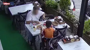 Hesabı ödememek için çevirdiği oyun hayrete düşürdü! Kendi kılını koparıp yemeğin içerisine koydu... O anlar kameraya yansıdı