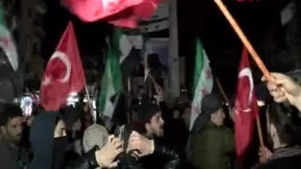 İdlib'liler ellerinde Türk bayraklarıyla sokağa döküldü | Video
