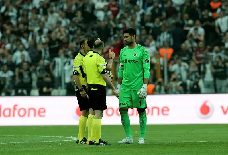 Fenerbahçede kaptan Volkan Demirele yoğun ilgi Fenerbahçede kaptan Volkan Demirele yoğun ilgi